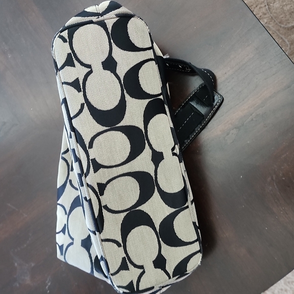 Coach Signature Hobo - Picture 5 of 8